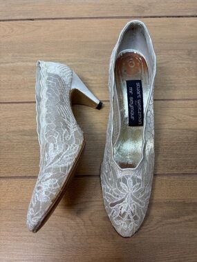 STUART WEITZMAN- Vintage Ivory Lace Bridal Heels Size 7.5